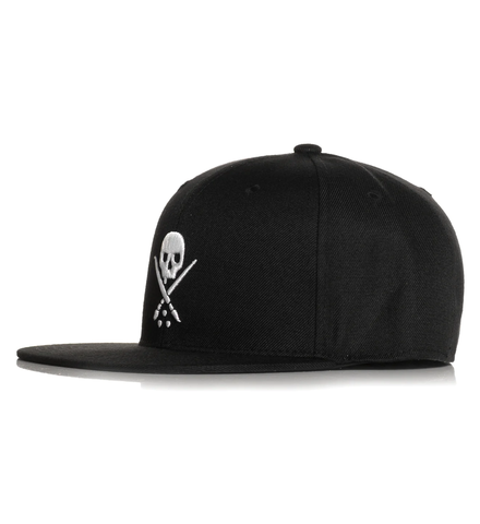 BADGE FITTED HAT - BLACK