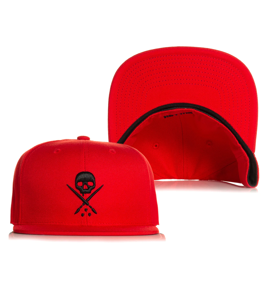 BADGE FITTED HAT - SCARLET